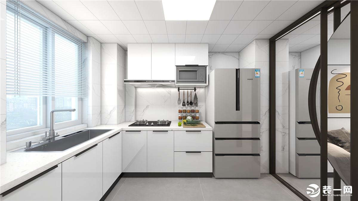 厨房做的是L形橱柜布局，将备菜至炒菜的动线规划得清晰明了，厨房以白色橱柜门板，搭配黑色的电器