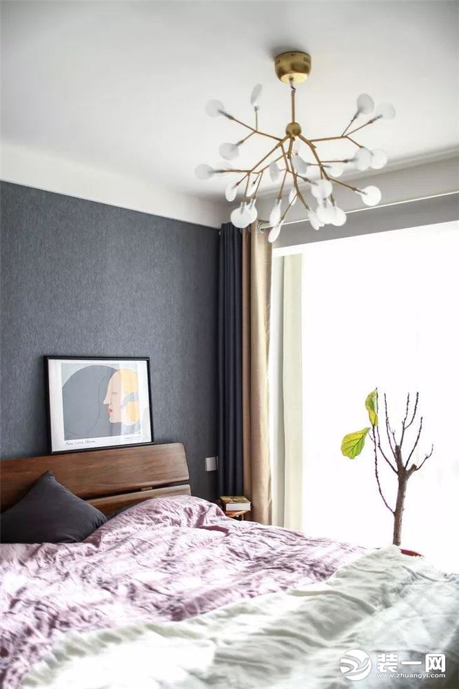 配合萤火虫小吊灯作为点缀，整个卧室显得更加温馨，也更容易让人心静神宁！