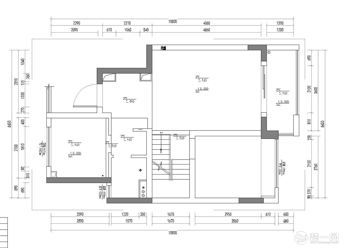 原始户型是比较方正的，室内带有楼梯，业主想要更改楼梯位置，让客餐厅一体化设计，更显空间通透；