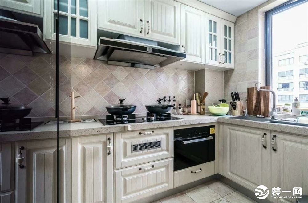 ◆厨房：厨房空间虽然不大，但功能齐全，操作台、收纳柜，样样俱全