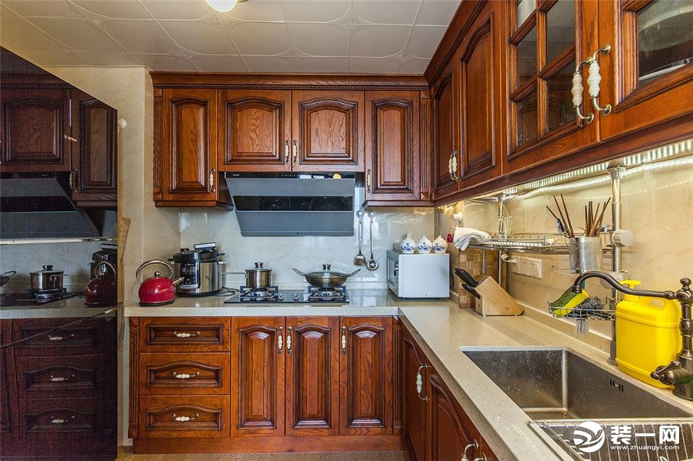 ?厨房；厨房依然选择的美式橱柜，色泽偏深，有利于打扫卫生。