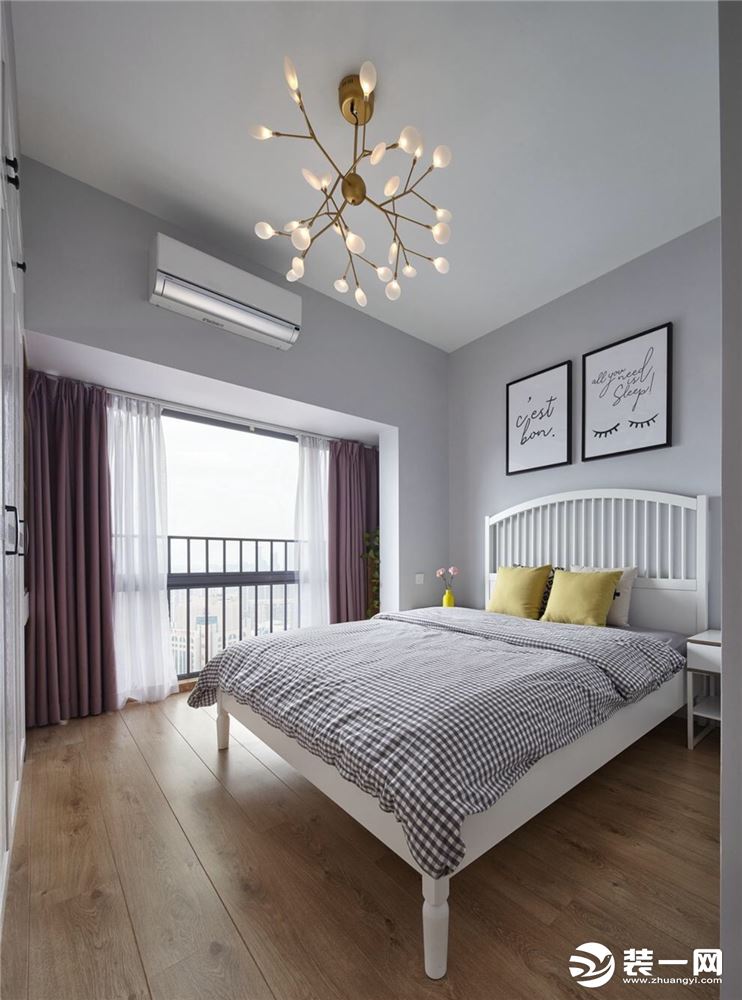 ◈卧室；主卧以文艺白，浅木色为主调，再以无限好的自然光作为点缀，整个空间让人感觉干净明朗，毫无杂乱
