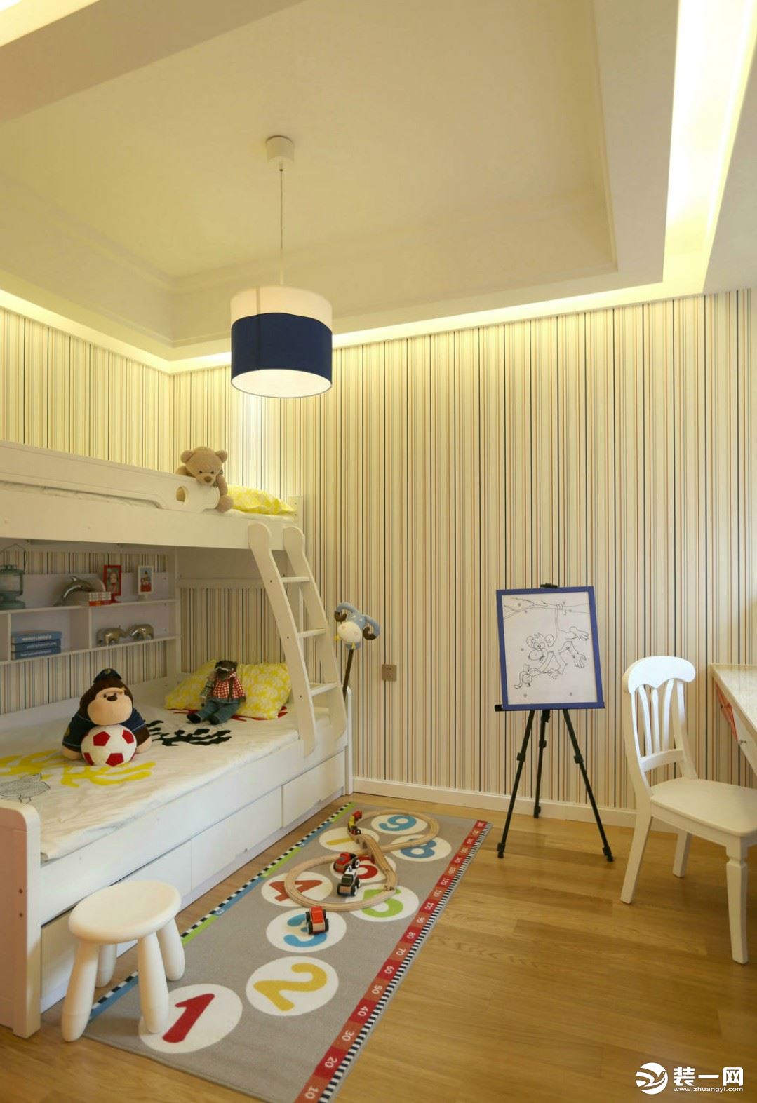 儿童房：儿童房由于空间不是很大，所以运用了大面积的竖条纹壁纸来拉伸整体的空间感。
