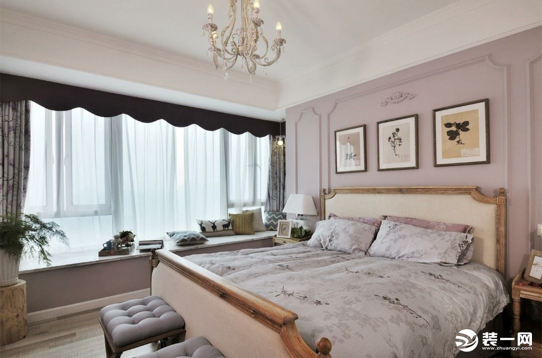 主卧：设计师选择了浅紫色作为卧室的主要色系，透着少女的梦幻和温柔。
