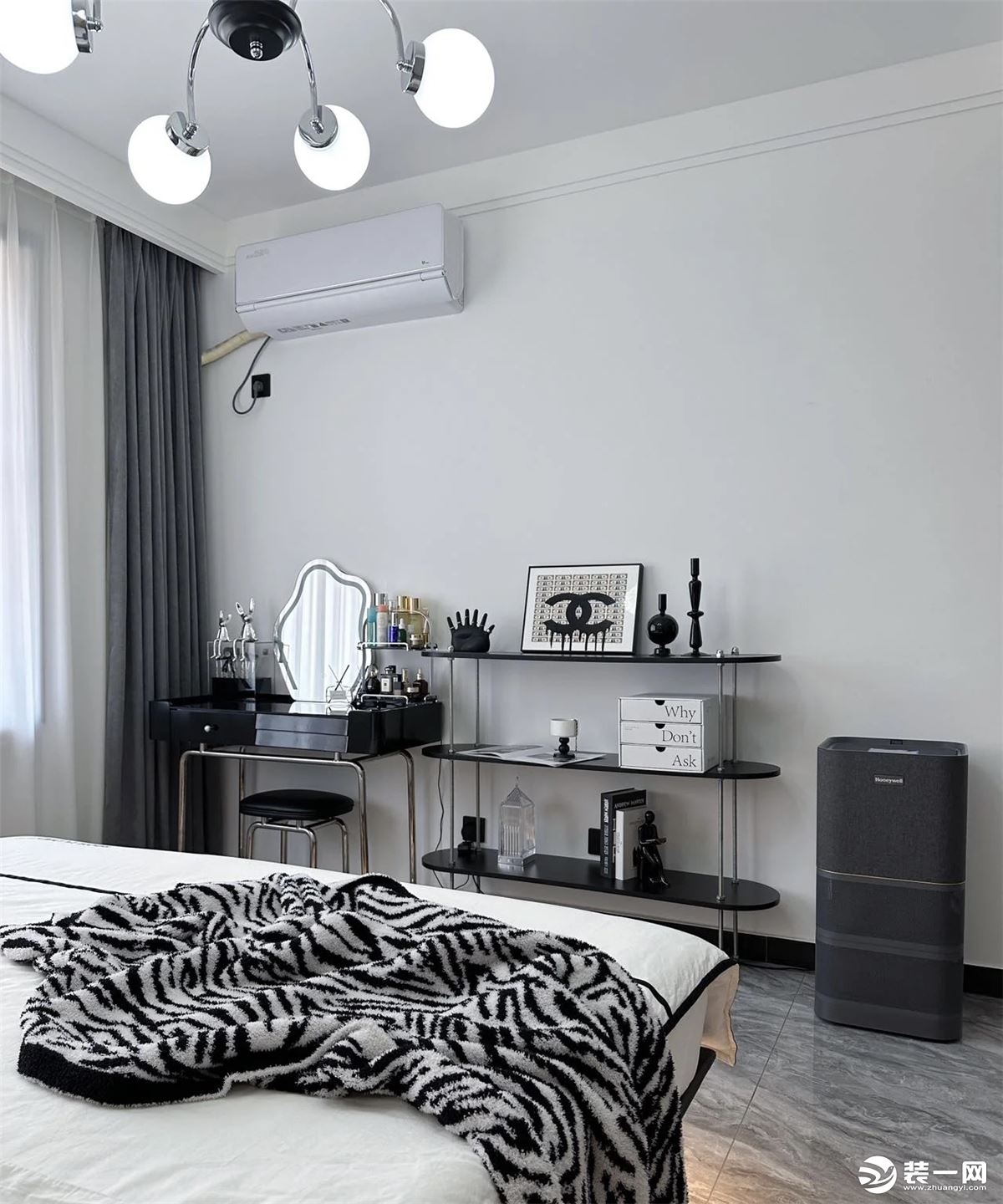 卧室整体布局是讲究且实用的，冷色系将整个空间贯穿，营造出自然舒适的空间氛围。