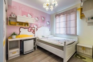 ◆儿童房：粉色的壁纸、HelloKitty挂画，让整个房间温馨又甜蜜，功能也齐全。