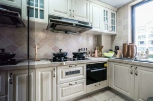 ◆廚房：廚房空間雖然不大，但功能齊全，操作臺、收納柜，樣樣俱全