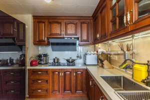 ?廚房；廚房依然選擇的美式櫥柜，色澤偏深，有利于打掃衛生。