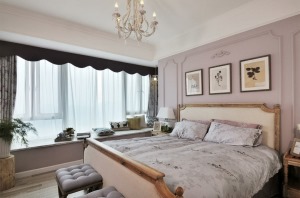 主卧：设计师选择了浅紫色作为卧室的主要色系，透着少女的梦幻和温柔。