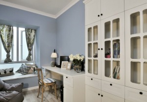 書房：書房選擇淺藍和白色進行搭配，營造出一個安靜舒適的閱讀工作環境。