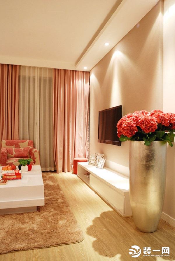 在色彩搭配上，客厅是浪漫的暖粉色