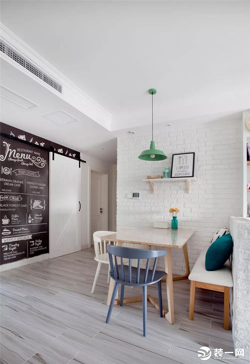 采用文化砖作为墙面搭配木质餐桌，整体空间看起来也充满活力舒适的气息；