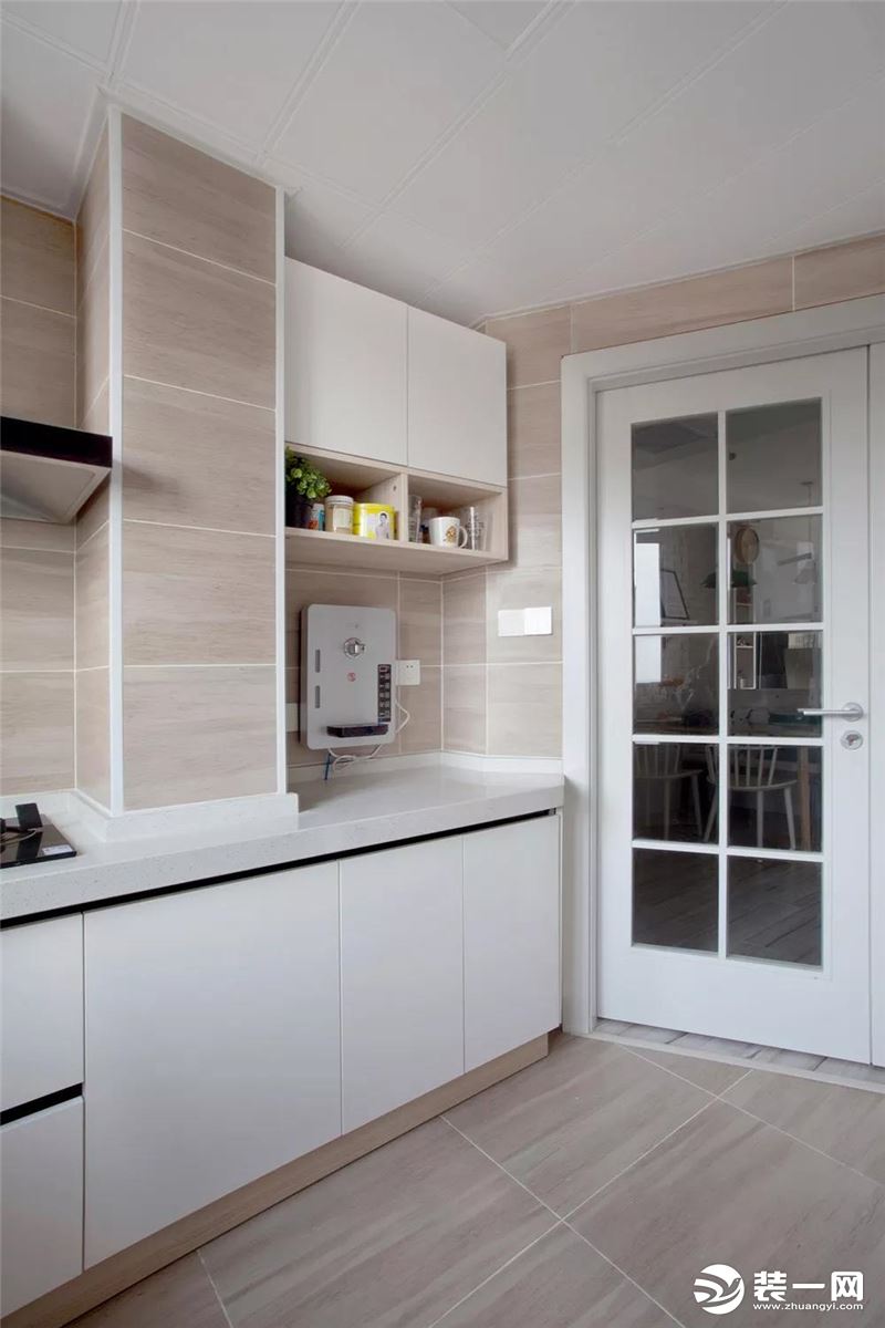 厨房运用木色条纹地板与周围木色墙砖呼应，搭配白色橱柜，让人在享受烹饪的过程中也不会与外隔绝，通透而又