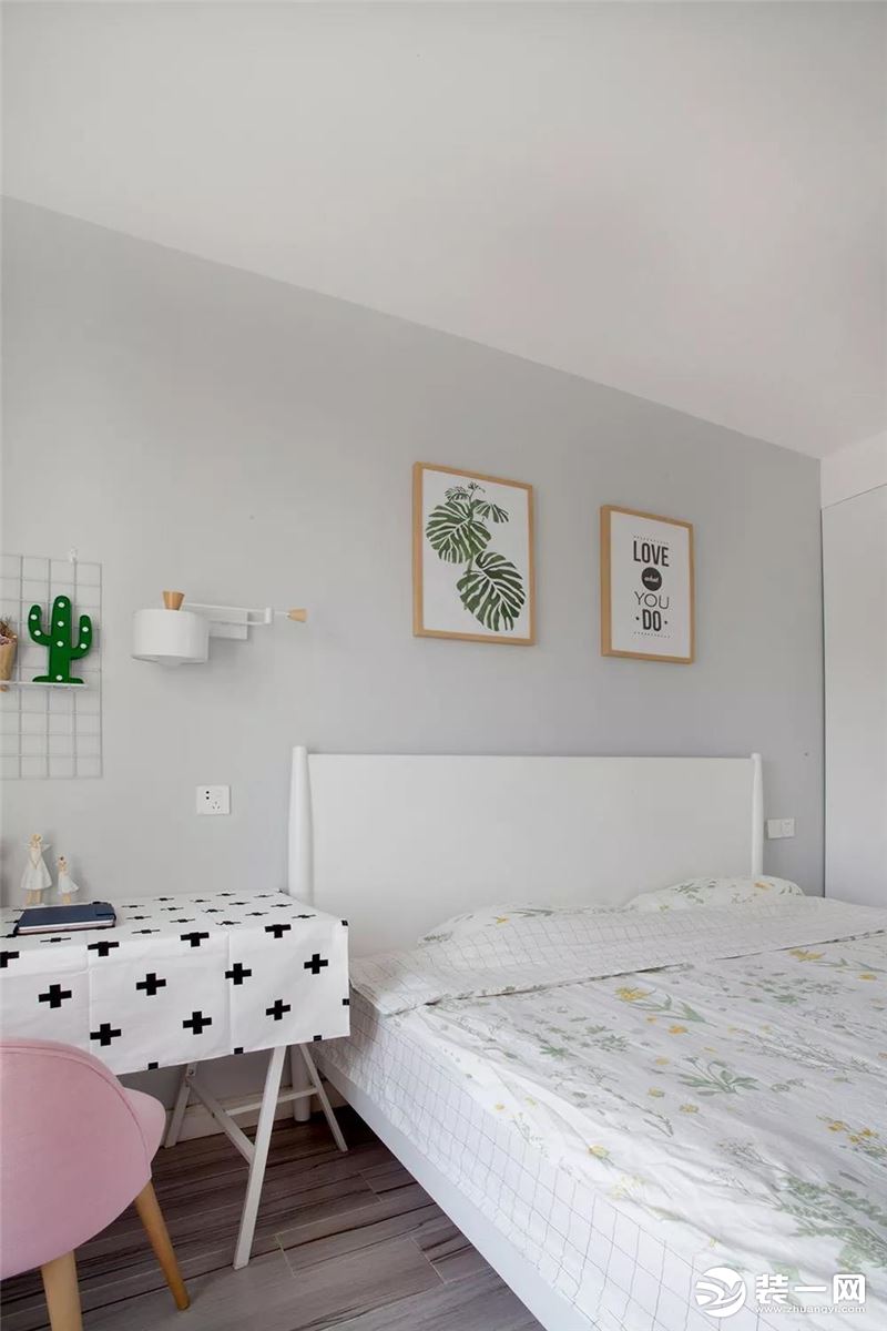 卧室采用简洁的风格，木质花纹色地板搭配淡灰色墙面，再挂上两幅小清新画饰，透露着一丝艺术的气息；