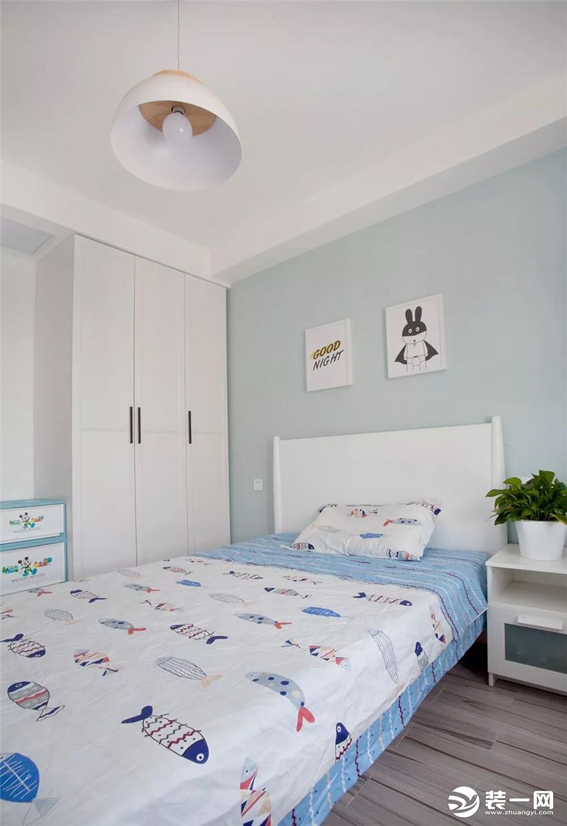 儿童房采用了榻榻米的设计，结合特色蓝白配的窗帘，在窗户两侧打造出具有收纳空间的书桌柜；让整个空间活泼