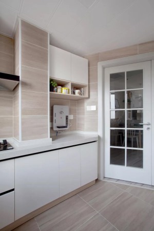 廚房運用木色條紋地板與周圍木色墻磚呼應，搭配白色櫥柜，讓人在享受烹飪的過程中也不會與外隔絕，通透而又
