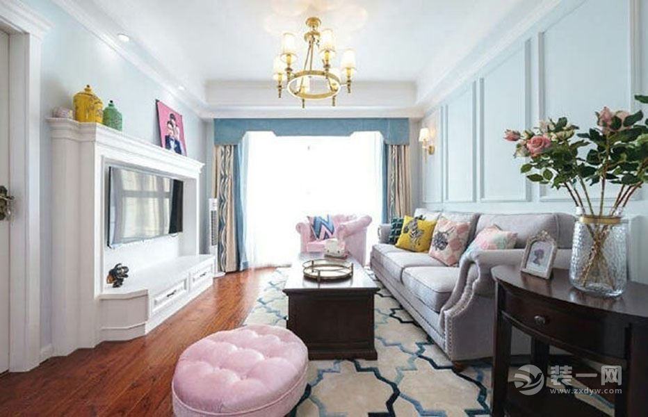 客厅的美式家具与耀眼的美式灯具显得十分舒适，而墙面也是以美式特有的石膏板勾勒的，简洁而不单调。