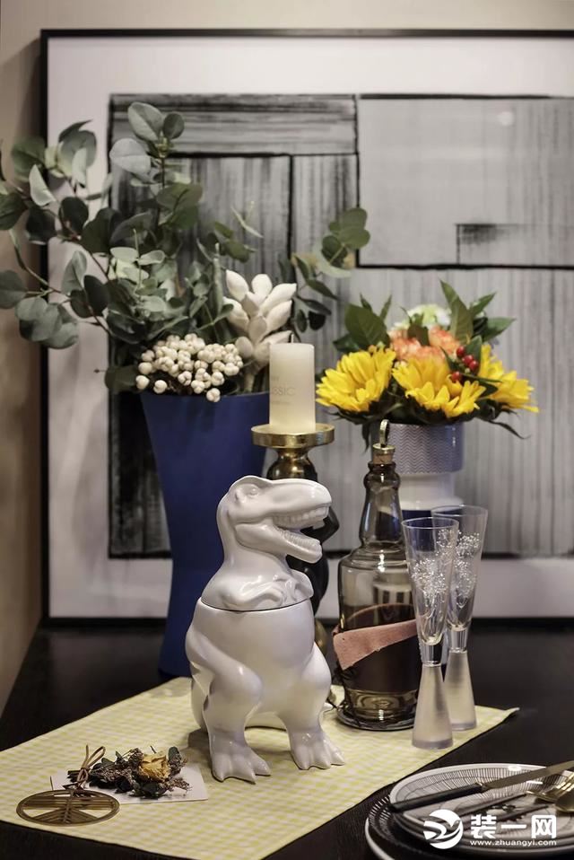 ▲餐桌上的花瓶与餐具布置，也是非常的端庄活力。