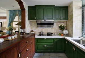 厨房橱柜的设计是西厨中用感觉，在色彩的搭配上也是十分的巧妙的