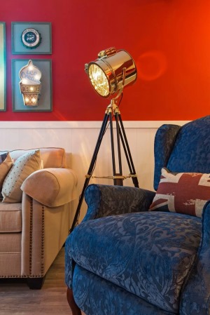 深蓝色的沙发搭配一个聚光灯式的落地灯，复古的美式，去述说感情