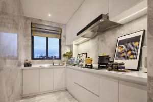 厨房▲厨房浅灰色调的的墙面地面，搭配白色的定制橱柜，吊柜底部暗藏灯带的设计，让空间显得简洁优雅而气质