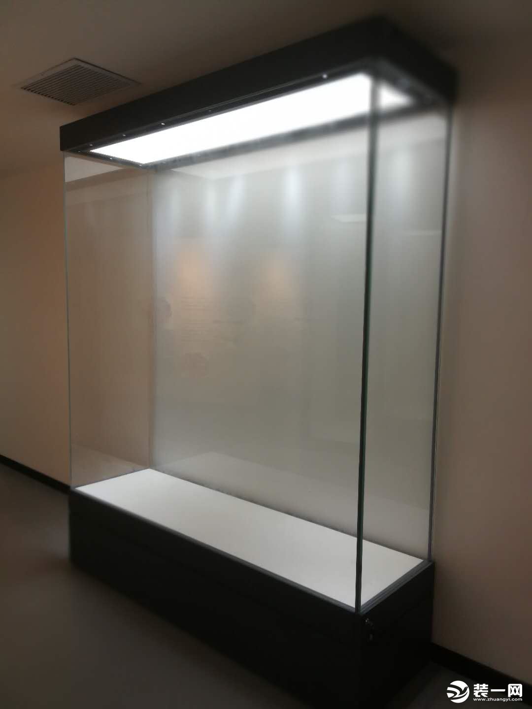 博物馆全景独立柜照明可以阻断紫外线和照明热，不开启展柜门也能进行维修。