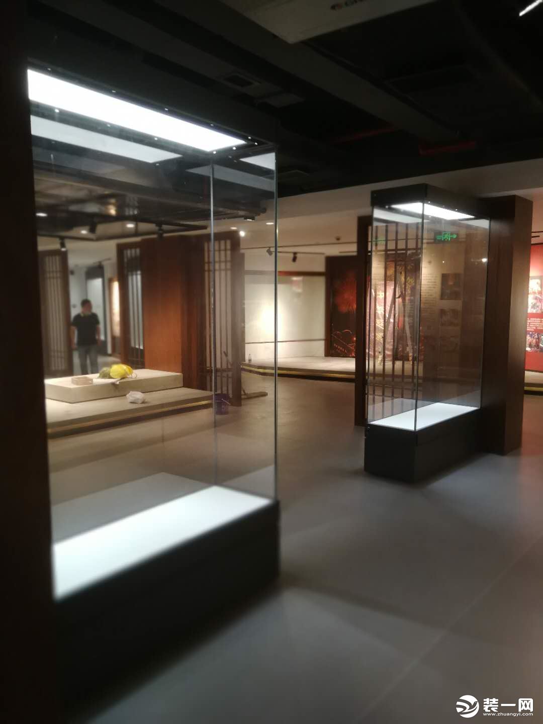 博物馆延墙展柜采用电动平移门开启方式