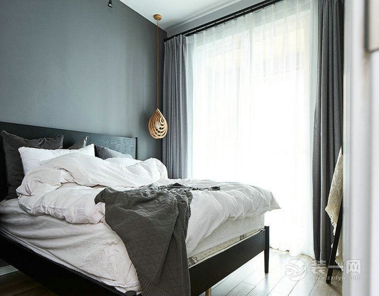 【卧室装修效果图】卧室延续了客厅的风格，简洁大气只用白色与褐色，把北欧简洁风发挥到极致。