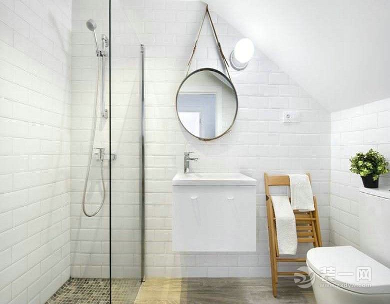 【卫生间装修效果图】整体白色，但是方形瓷砖，像极北欧的砖形小屋，大圆镜也别具一格，带来大海的感觉。