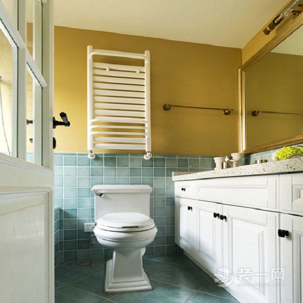 【卫生间装修效果图】明黄色和淡绿色搭配，背景自然，吸引眼球。白色门和白色柜子，有效综合房间的亮色。