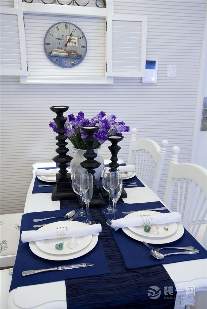 【餐厅装修效果图】来一瓶地中海的薰衣草，整个就餐区瞬间不一样。蓝色的餐布，白色的桌椅。