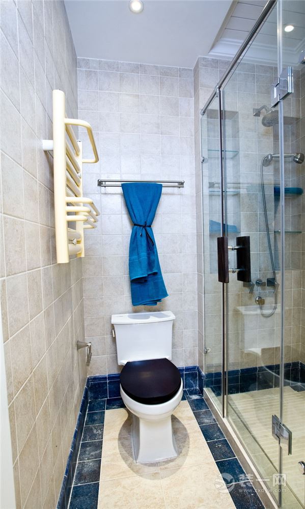 【卫生间装修效果图】卫生间延续了地中海的简洁风，蓝色与米色搭配，简洁大方。