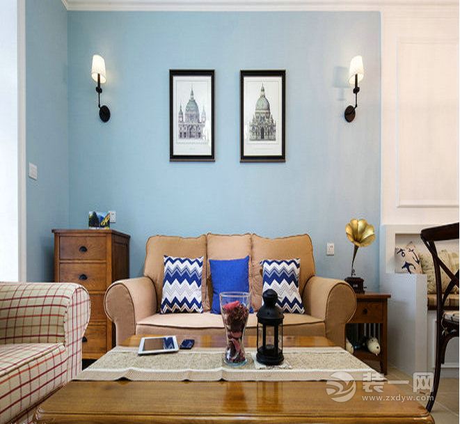 【客厅装修效果图】房间整体采用浅色调，淡蓝色的背景墙，浅棕色沙发，给人舒适的感觉。