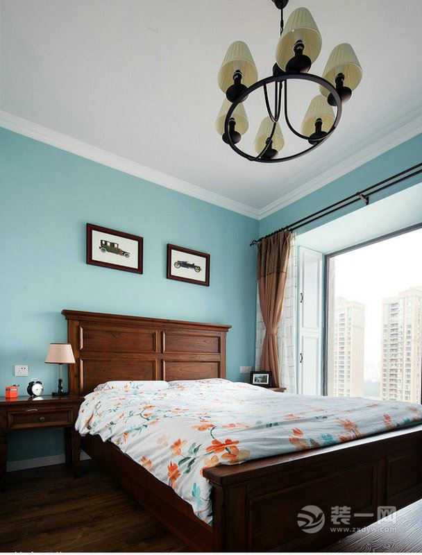 【卧室装修效果图】拒绝浮夸的装饰，浅蓝色和咖啡色，两种原色组成了房间独有的风格。