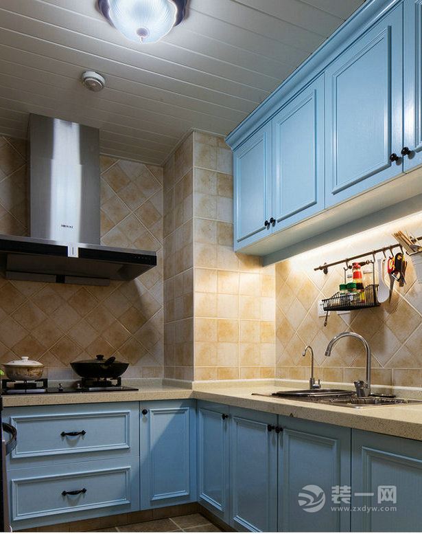 【厨房装修效果图】天蓝色的橱柜和淡黄色小方格的组合，给人视觉享受，暖暖的额，非常居家。
