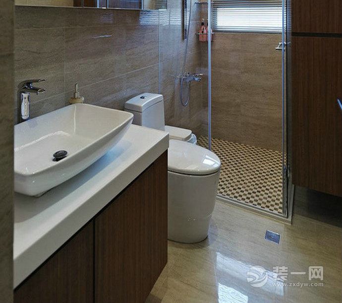 【卫生间装修效果图】卫生间没有多余的装饰，白色与原木色相配合，简洁大方。