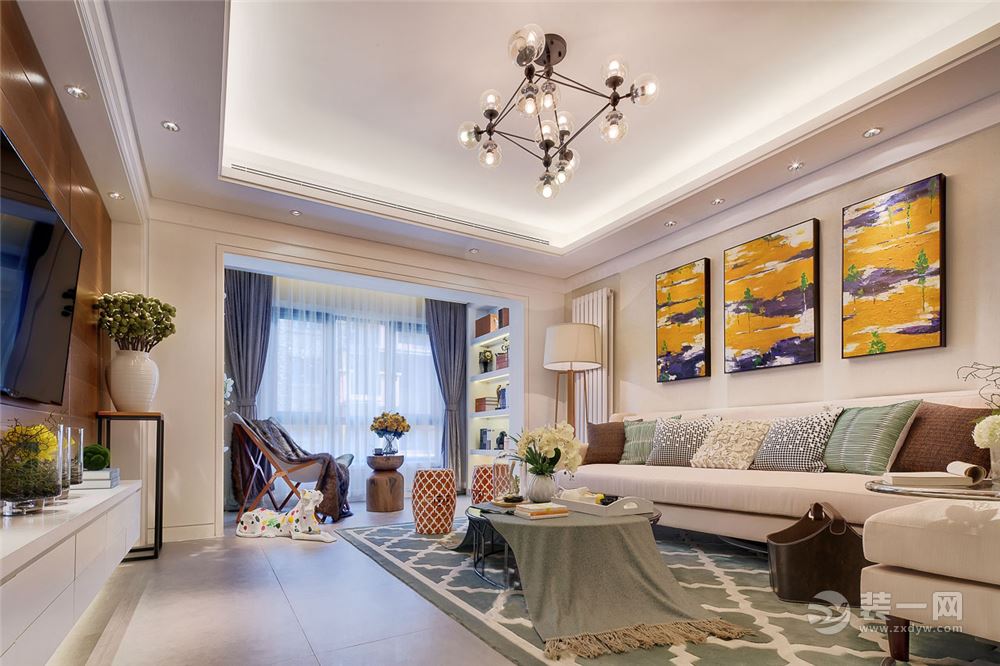 【客厅装修效果图】白色为主色调，以绿色与黄色相搭配，明亮活泼。家具不复杂，却温馨自然。