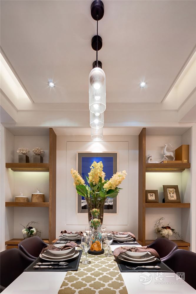【餐厅装修效果图】原木色橱柜搭配白色墙壁，大气简洁，摆放的装饰都非常有品位。
