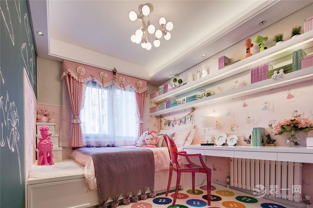【儿童房装修效果图】浅淡的粉红色，能带给孩子最好的公主梦。虽然大量使用粉红色，一点也不突兀。