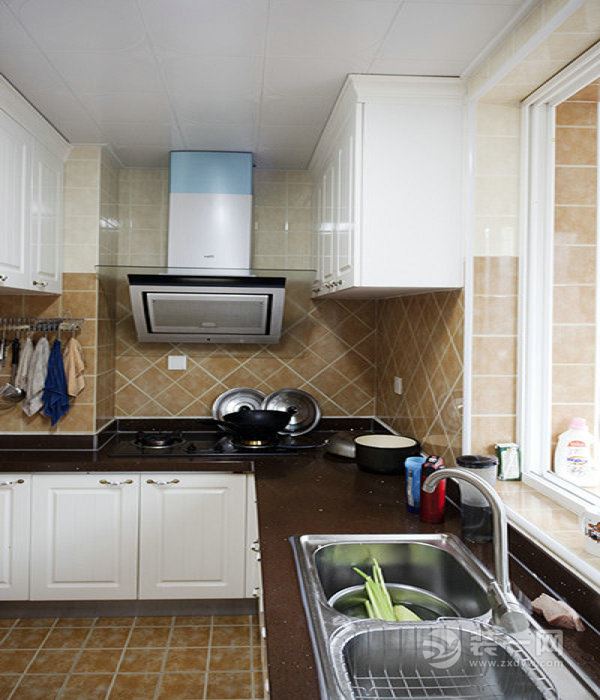 【厨房装修效果图】厨房充分利用空间，在有限的空间生出无限的创意。