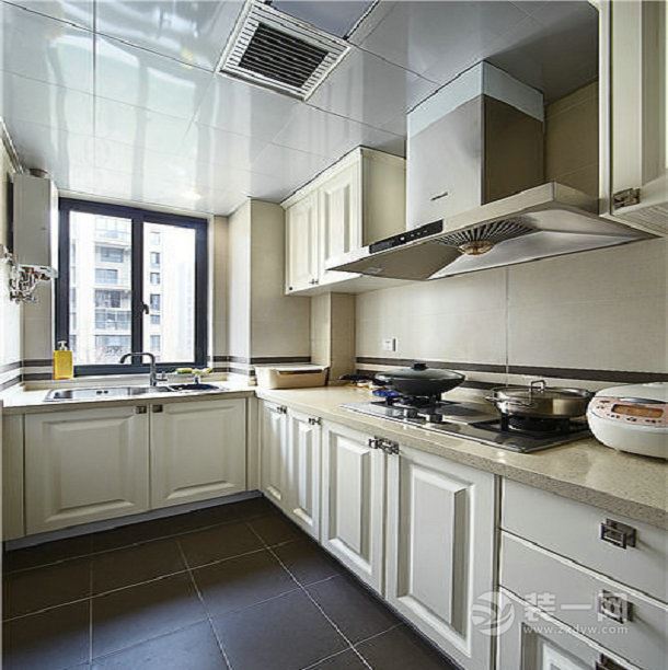 【厨房装修效果图】厨房以米白色为主色调，自然典雅。多个橱柜设置，能有效增加储物功能。