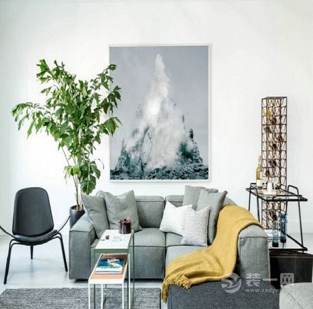 【客厅装修效果图】一幅墨色画，一盆绿植，便有了写意的精神。一组布艺沙发，就能充分享受生活。