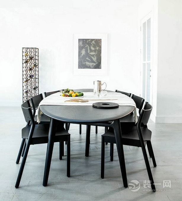 【餐厅装修效果图】白色的墙，空阔的屋，餐厅也是如此简单，黑色桌椅与白色桌布的经典搭配。