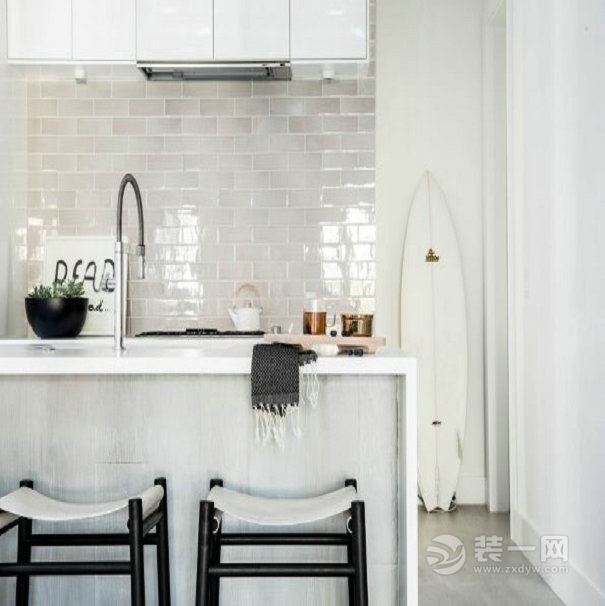 【厨房装修效果图】 白色是永远不会过时的颜色，高贵，典雅，长方形小瓷砖像极墙砖，不经意的装饰。