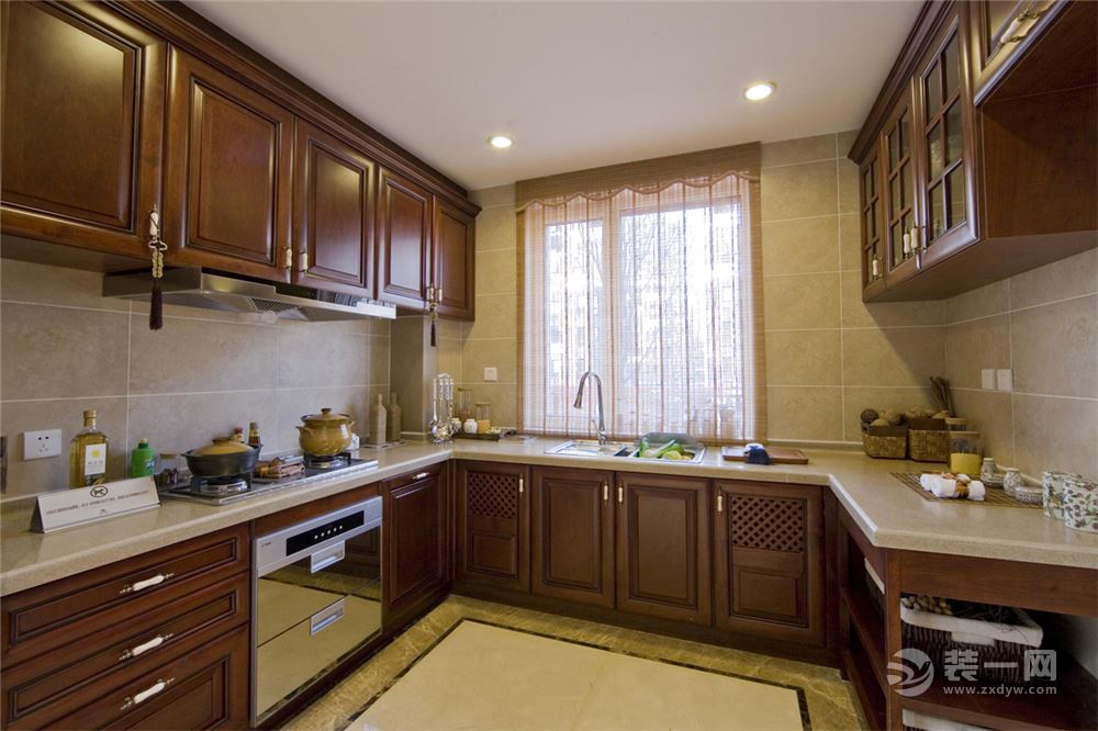 厨房装修效果图】厨房一套整体的装修非常的协调，黄色的瓷砖与之非常搭。