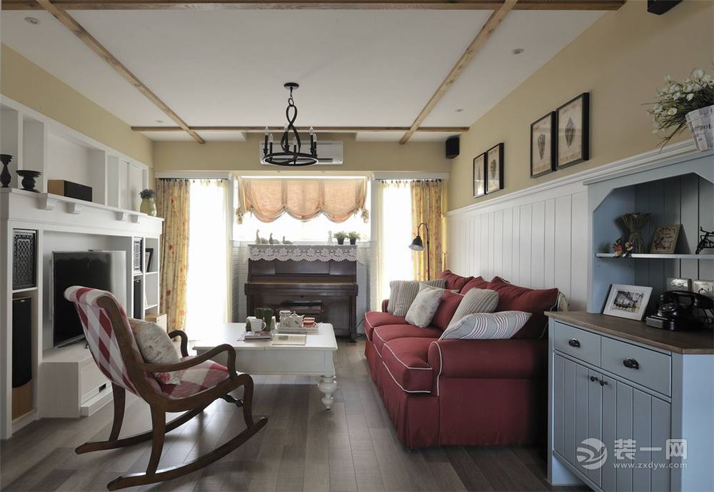 【客厅装修效果图】暗红色沙发，如追忆似水年华，深邃有年代感，搭配白色的靠枕，白色的橱柜、背景墙。