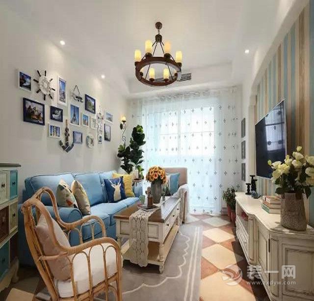 【客厅装修效果图】淡蓝色的家装可以让房屋面积看起来更大。在电视背景墙的装饰上用了简单的蓝白竖条纹清爽