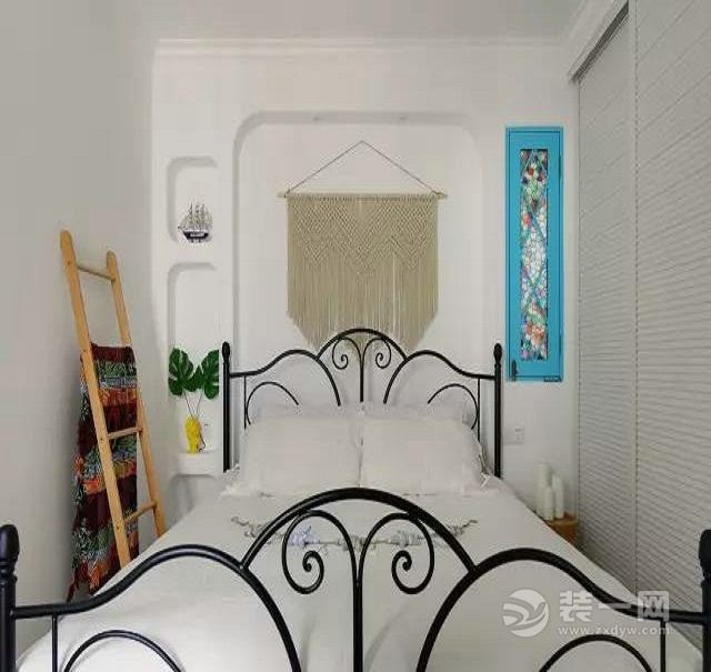 【卧室装修效果图】黑色卡通花纹的铁床，风格独树一帜，非常有特色，白色柔软的床铺，非常舒适。