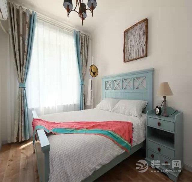 【次卧装修效果图】浅蓝色代表着浪漫、纯洁、简单，带来恬淡的感觉，白色的墙壁上只有一幅树枝做成的图。