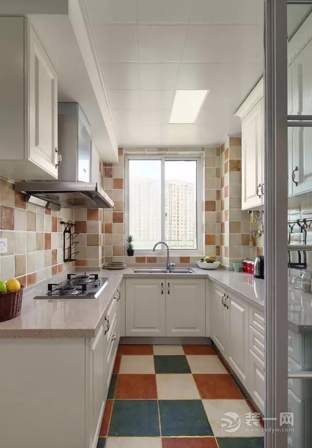 【厨房装修效果图】花格纹瓷砖，给厨房增色不少，带来春天明媚的气息。